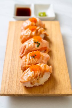 Ahşap tabakta ızgara somon suşisi - Japon yemeği tarzı.