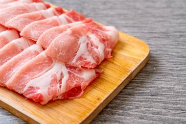 Dilimlenmiş taze domuz filetosu.