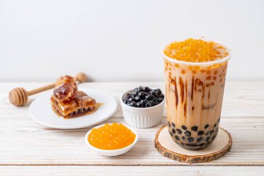 Tahta masada köpüklü Tayvan sütü çayı