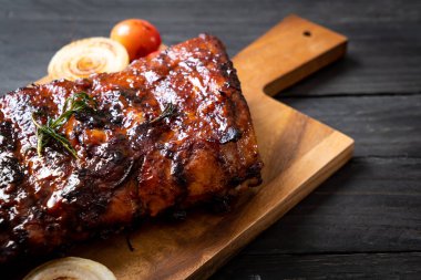 Izgara ve ızgara domuz pirzolası.