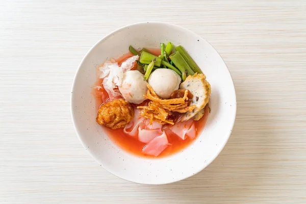 Yen Four Thajský Styl Nudle Pestrým Tofu Rybí Koule Červené — Stock fotografie