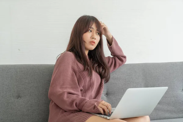 Mooie Aziatische Vrouw Met Behulp Van Laptop Bank Woonkamer — Stockfoto