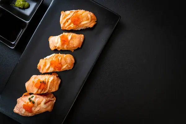 Grillowane Sushi Łososiowe Czarnym Talerzu Japoński Styl Żywności — Zdjęcie stockowe