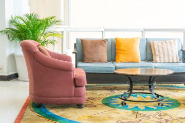 Boş kanepe ve yastıklı sandalye bir odada.