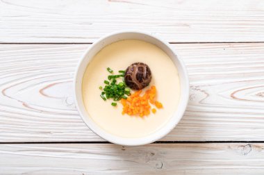 sebze, mantar ve havuç ile ev yapımı haşlanmış yumurta