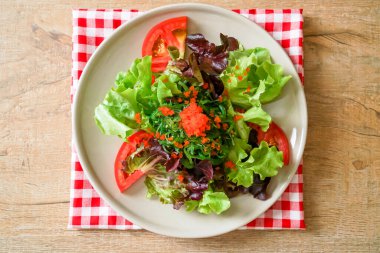 Japon yosunu ve karides yumurtalı sebze salatası - sağlıklı ve vejetaryen yemek tarzı