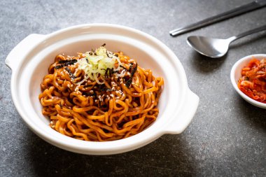 Kore sıcak ve baharatlı anlık noodle kimchi - Kore yemeği tarzı ile