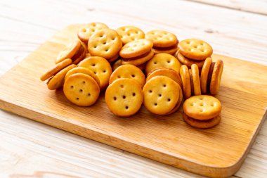 Tahta arka planda ananas reçelli bisküviler