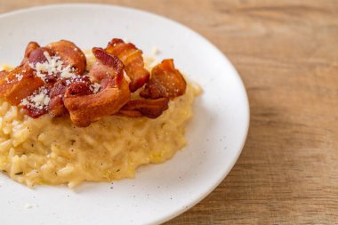 Çıtır pastırmalı ve peynirli risotto.