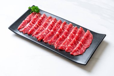 Sukiyaki ve Shabu ya da Yakiniku 'ya servis edilen mermer dokulu taze et.