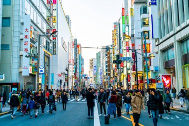 Tokyo, Japonya - 13 Ocak 2020: Shinjuku bölgesinde yürüyen kalabalık. Bölge Tokyo, Japonya 'da bir eğlence ve alışveriş bölgesidir..