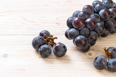 sepette taze siyah üzüm