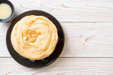Kızarmış gevrek roti hamur ve tatlandırılmış konsantre süt.