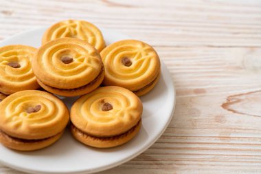 Çikolata kremalı sandviç kurabiyeleri.