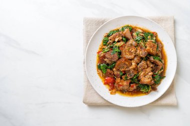 Kızarmış domuz eti ve fesleğen - Asya yerel sokak yemekleri tarzı