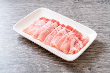 Dilimlenmiş taze domuz filetosu.