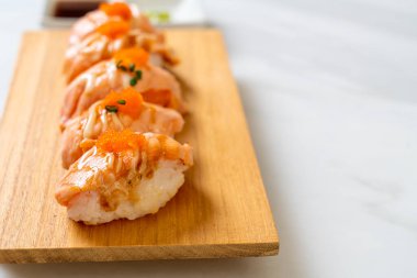 Ahşap tabakta ızgara somon suşisi - Japon yemeği tarzı.