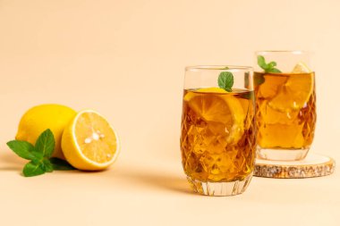 Bir bardak naneli buzlu limon çayı.