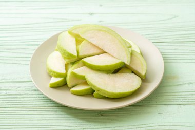 taze guava meyveleri (tropikal meyve) dilimlenmiş