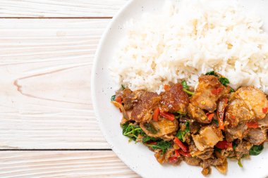 Kızarmış domuz eti ve pirinçli fesleğen Asya yerel sokak yemeği tarzı.