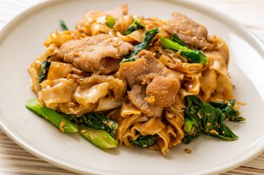 Kızarmış pirinç eriştesi, soya sosu, domuz eti ve lahana. Asya usulü.