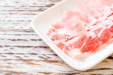 Dilimlenmiş taze domuz filetosu.