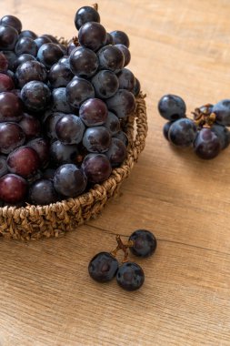 sepette taze siyah üzüm