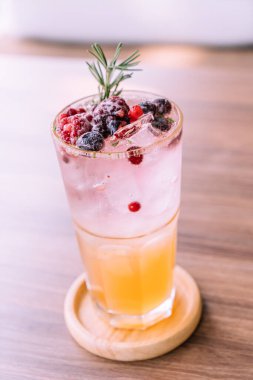 Kafe restoranında şeftali ve çilekli soda bardağı