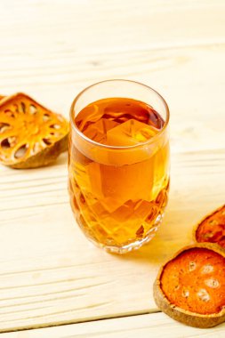 Bael Meyveli Bitki İçeceği Ahşap Arkaplanda