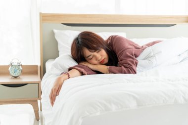 Güzel Asyalı kadınlar sabahları yatakta uyur.
