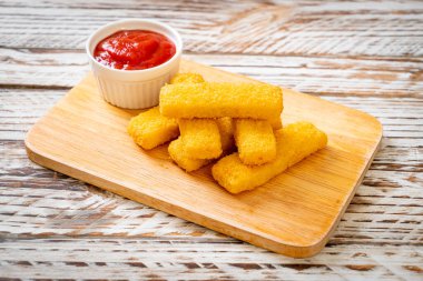 Kızarmış balık kroket ve ketçap.