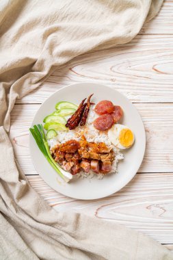 Pirinçli çıtır domuz eti, Aisan usulü.