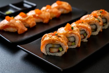 Sos soslu ızgara somon balığı. Japon usulü.