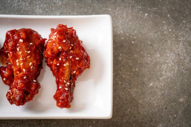 Kore usulü soslu kızarmış tavuk.