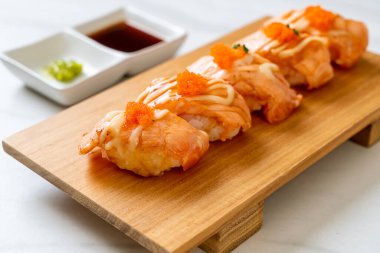 Ahşap tabakta ızgara somon suşisi - Japon yemeği tarzı.