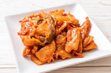 Kore usulü kimchi ile kızartılmış domuz eti.