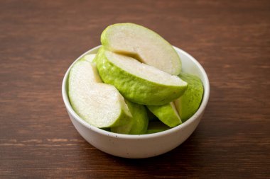 taze guava meyveleri (tropikal meyve) dilimlenmiş