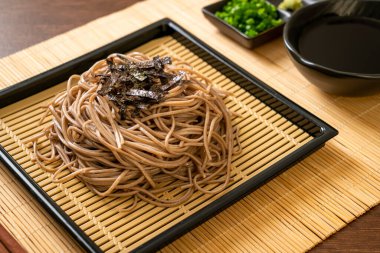 Soğuk karabuğday sobalı erişte veya zaru ramen Japon yemek tarzı.