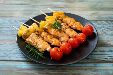 Tabakta ızgara tavuk ızgara şiş.