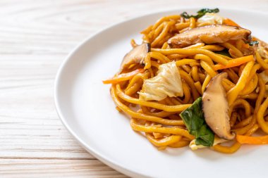 Yakisoba eriştesi sebzeyle kızartılmış vejetaryen ve vejetaryen yemeği.