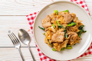 Kızarmış pirinç eriştesi, soya sosu, domuz eti ve lahana. Asya usulü.