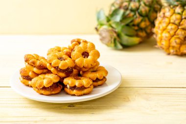 ahşap arka plan üzerinde ananas reçeli ile çiçek bisküvi