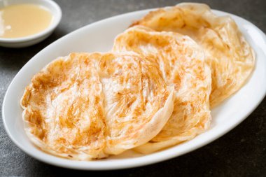 Tatlandırılmış yoğunlaştırılmış süt (tatlı) ile roti - Müslüman yemek tarzı