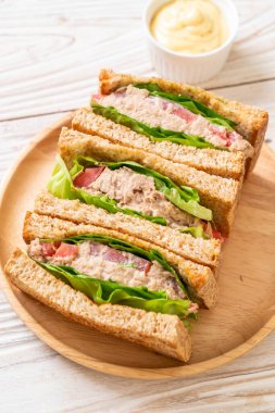 Domates ve marullu ev yapımı ton balıklı sandviç.