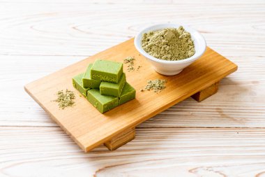 Taze ve yumuşak kibrit, yeşil çay tozlu yeşil çikolata.