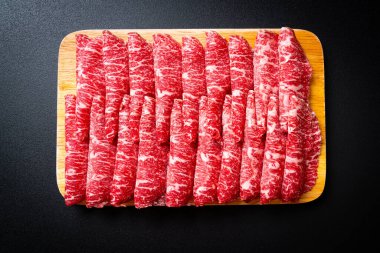 Sukiyaki ve Shabu ya da Yakiniku 'ya servis edilen mermer dokulu taze et.