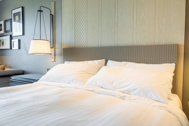 Beyaz yastıklar yatak odasının iç tarafında.