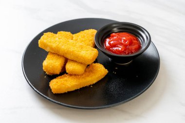 Kızarmış balık kroket ve ketçaplı ekmek kırıntıları.