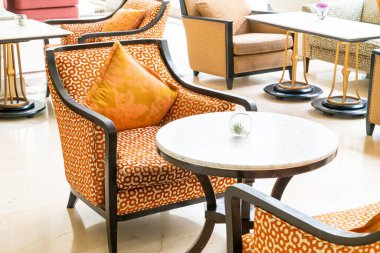 Oda içindeki kanepede güzel yastıklar.