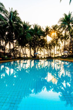 Otelde ve tatil beldesinde yüzme havuzunda güzel şemsiye ve sandalye - tatil ve tatil konseri